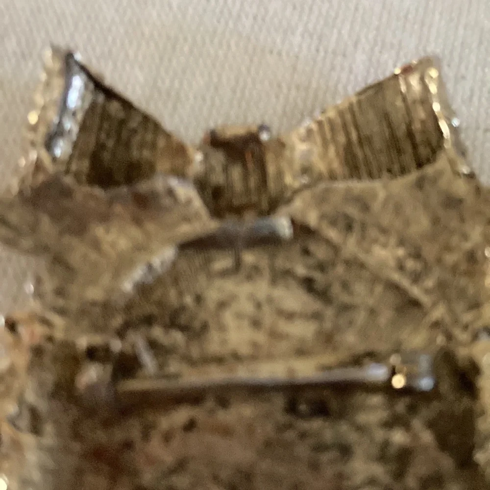 N/A brooch featuring